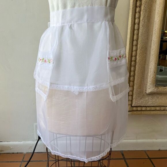 Vintage 1950s/60s Sheer White Lace Apron w/ Floral Embroidery & Pockets NWT - Picture 2 of 11